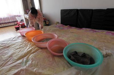 云龙楼上漏水，住户失联，小区没物管，业主维权难！律师来支招……